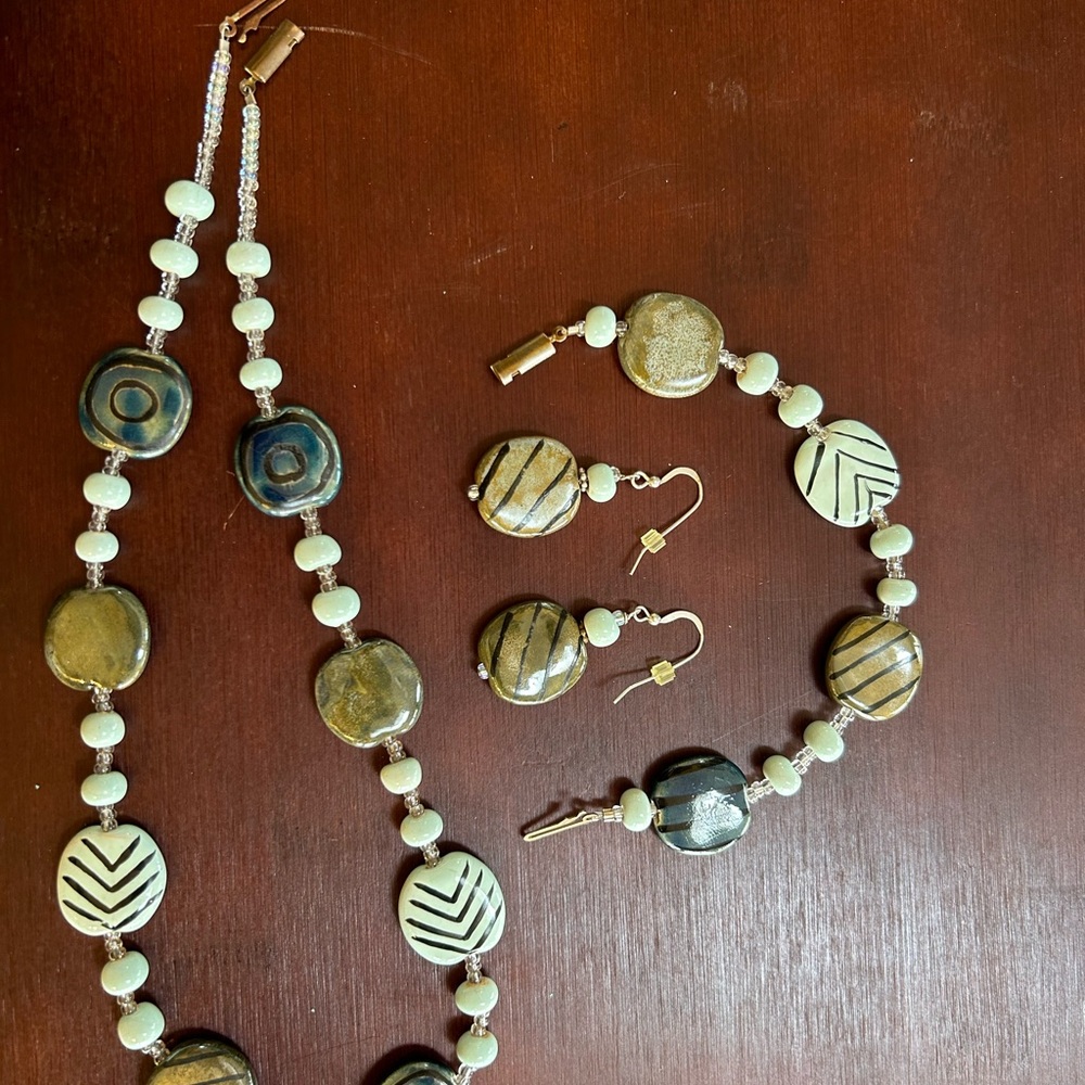 Elegant Beaded Jewelry Set in Gold and Black